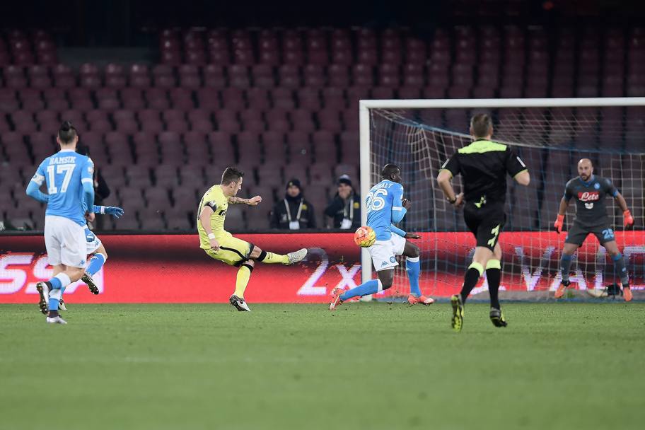 Lo splendido destro a giro di Stevan Jovetic, che ha deciso la sfida del San Paolo tra Napoli e Inter, qualificando i nerazzurri alle semifinali di Coppa Italia. LaPresse